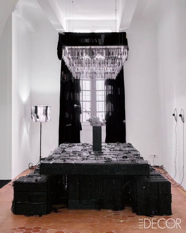 디자인 퍼레이드 툴롱에서 연 전시 〈The Transformist Apartment〉의 전경. 양말로 만든 플로어 램프 커버, 키보드로 둘러싼 테이블과 의자. 