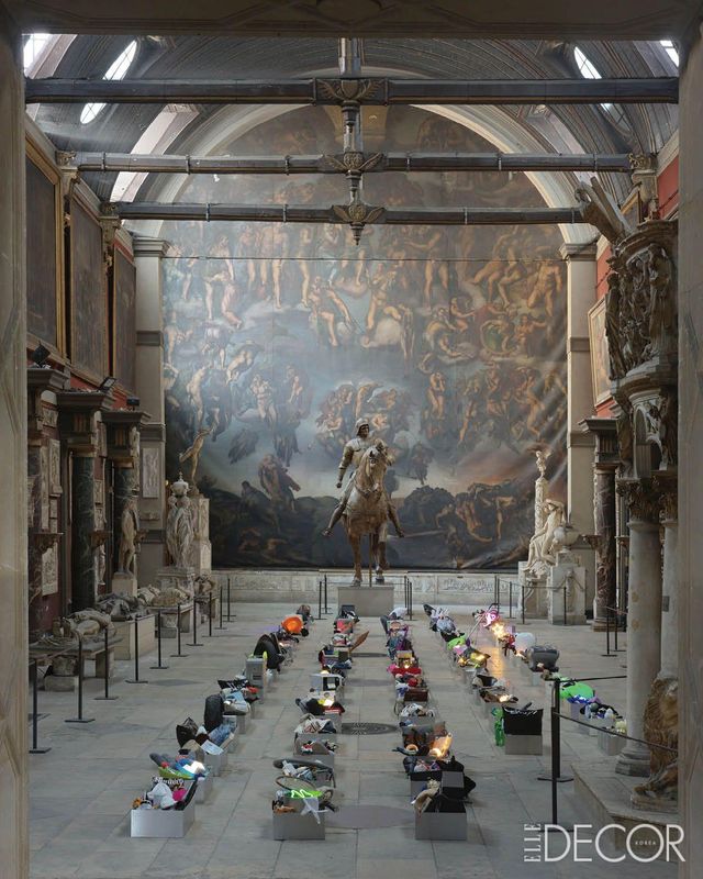 ‘아트 바젤 파리 2025’에서 선보인 전시 〈오브제 트루베 Objets Trouvés〉는 슈퍼마켓 상자들을 깔끔하게 정리해 다양한 물건으로 채운 인터랙티브 설치미술 작품이다. 