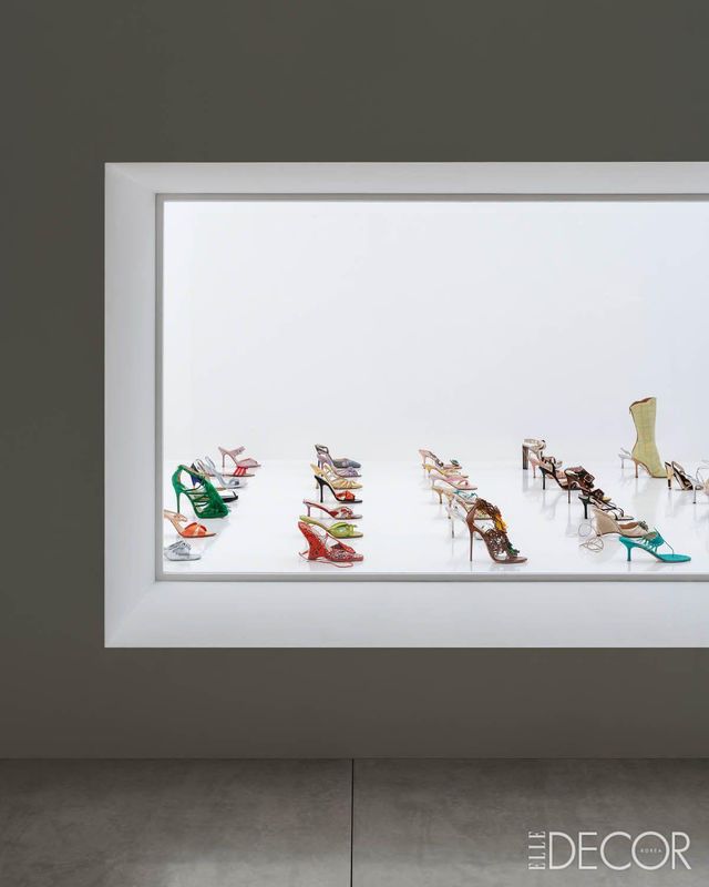 지미 추 부티크의 1층을 눈길을 사로잡는 유리 구조물로 꾸몄다. 다리 높이의 유리 캡슐 안에 설치된 전시는 지나가든 이들의 눈을 사로잡아 가던 길을 멈추고 한참 동안 들여다보게 한다. 