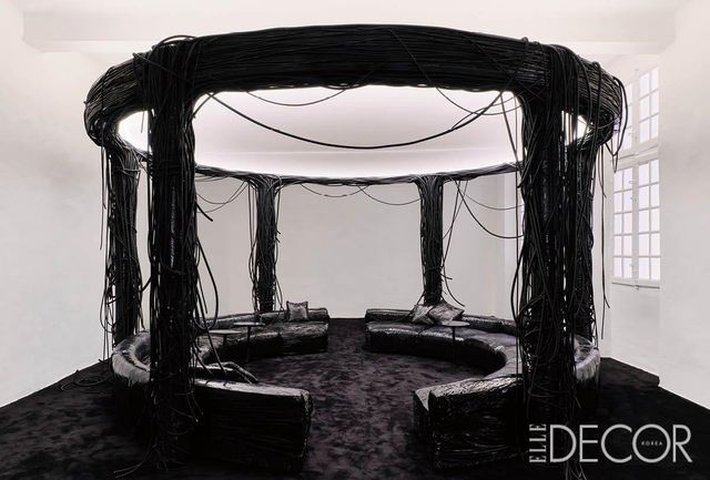 올해 ‘디자인 퍼레이드 툴롱’에 심사위원장으로 참여한 해리 누리예프의 설치미술 전시 〈The Transformist Apartment〉는 디자인이 예상치 못한 방식으로 어떻게 변화하고 소통할 수 있는지를 탐구한다. 