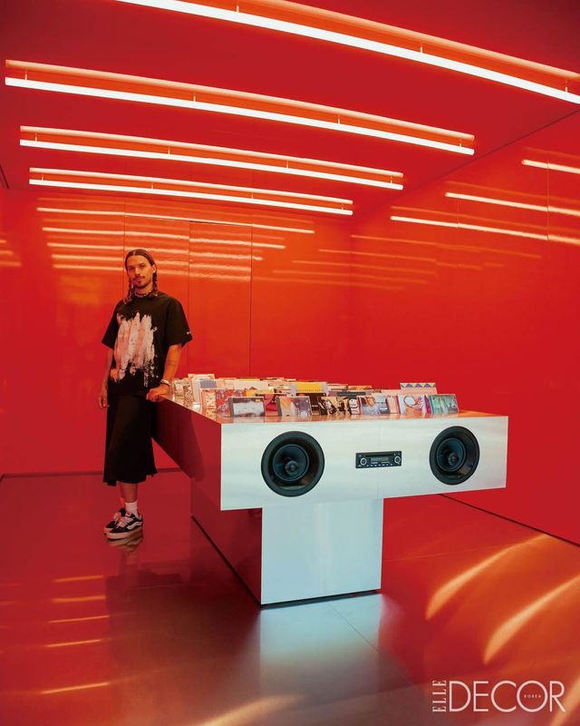 2025년 7월, 베를린 032c 워크숍에서 032c의 25주년을 기념한 팝업 설치미술 작품 ‘All is Sound, All is Transformation’. 