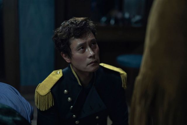 영화 〈어쩔수가없다〉 속 이병헌