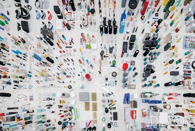 갤러리 술타나(Sultana)를 위한 설치미술 작품 ‘레슈-비트린(Lèche-Vitrines; 쇼윈도 구경)’은 해리가 수년간 발전시켜 온 개념이자 독자적 예술운동으로 자리 잡은 ‘변형주의(Transformism)’의 가장 통찰력 있는 사례 중 하나다. 주인에게 버려진 일련의 물건을 모아 놓은 진열장.