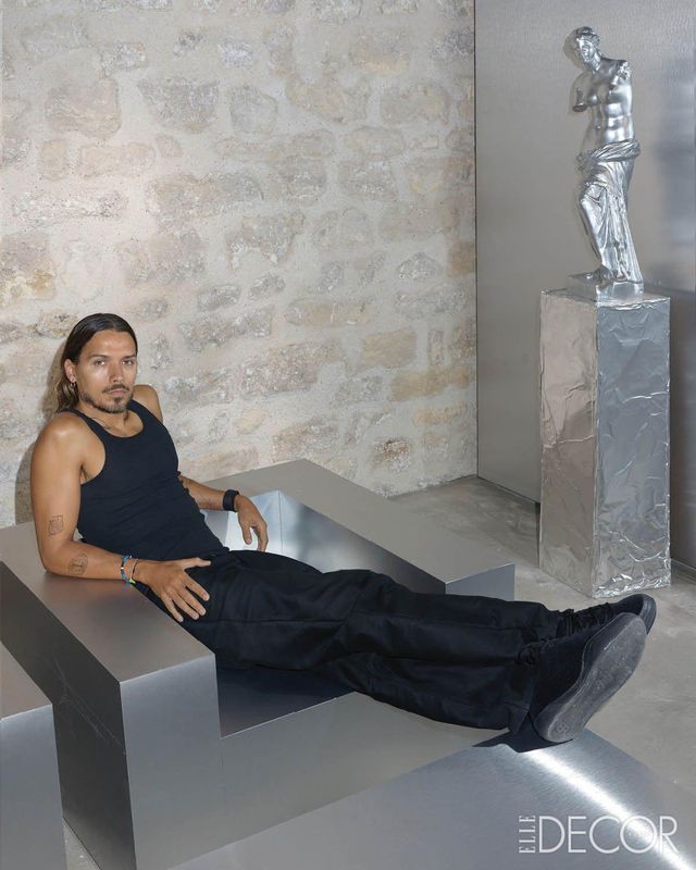 해리 누리예프. 크로스비 스튜디오 설립자이자 크리에이티브 디렉터, 디자이너 겸 건축가 그리고 아티스트. 그를 부를 수 있는 수식어는 이미 넘칠 정도로 많다.