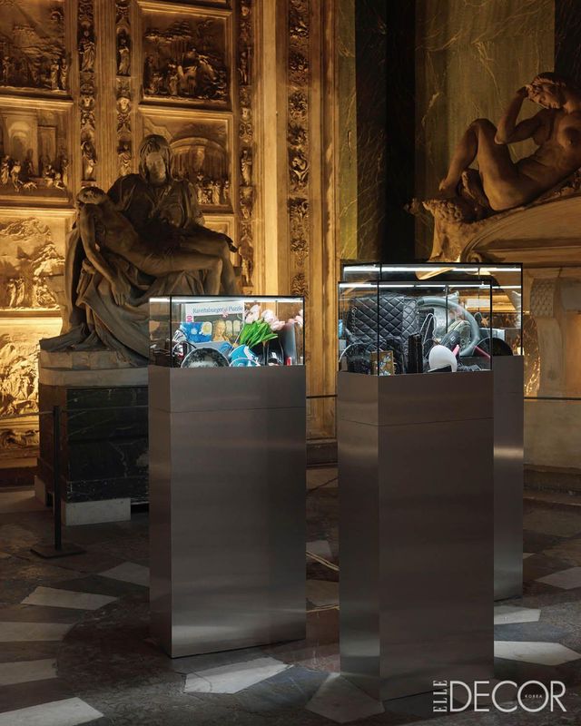 관람자들은 필요하지 않은 물건을 가져와 쓰레기통에 있는 다른 물건과 교환할 수 있었다. 전시가 끝나면 이 모든 과정을 담은 책이 출간된다. 버려진 물건들이 큐레이션된 유물로 탈바꿈하는 순간.