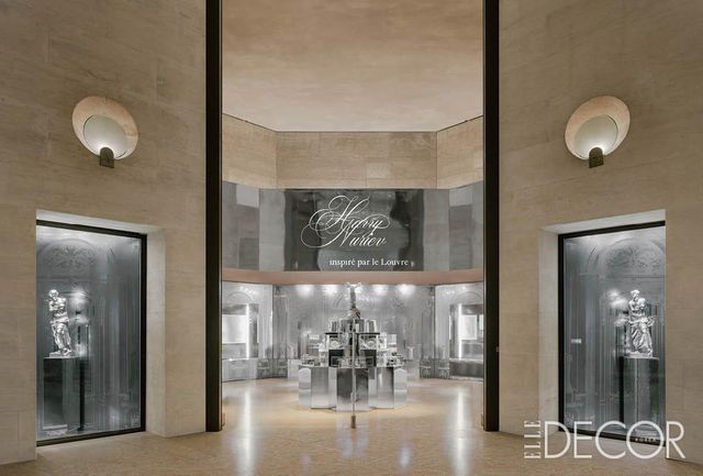 루브르박물관과 협업해 쿠튀르 정신을 담은 기념품을 선보였다.