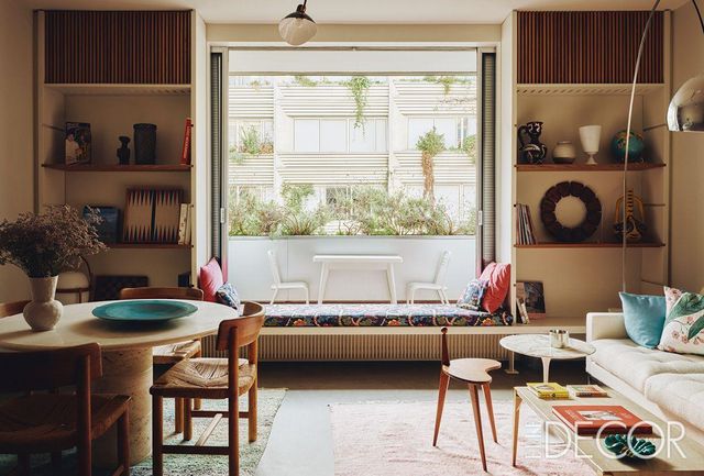 아침이면 해가 깊이 들어오는 거실 전경. 왼쪽의 테이블은 안젤로 만자로티(Angelo Mangiaroti)의 1970년대 작품이다. 비트라의 스툴과 다양한 의자 그리고 테이블과 파스텔 핑크 러그가 조화를 이룬다. 도톰한 화이트 패브릭의 소파와 다이아몬드 체어는 모두 놀(Knoll).