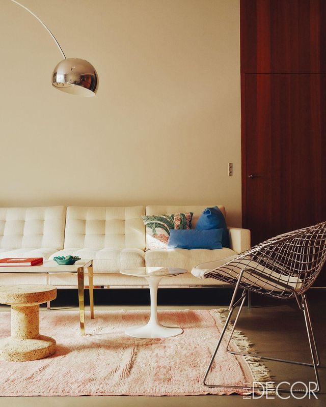 거실의 또 다른 전경. 화이트와 베이지처럼 밝은 컬러에 메탈 등의 질감이 섞여 있지만 과하지 않다. 클래식과 컬러를 좋아하는 잔의 취향이 고스란히 반영됐다. 