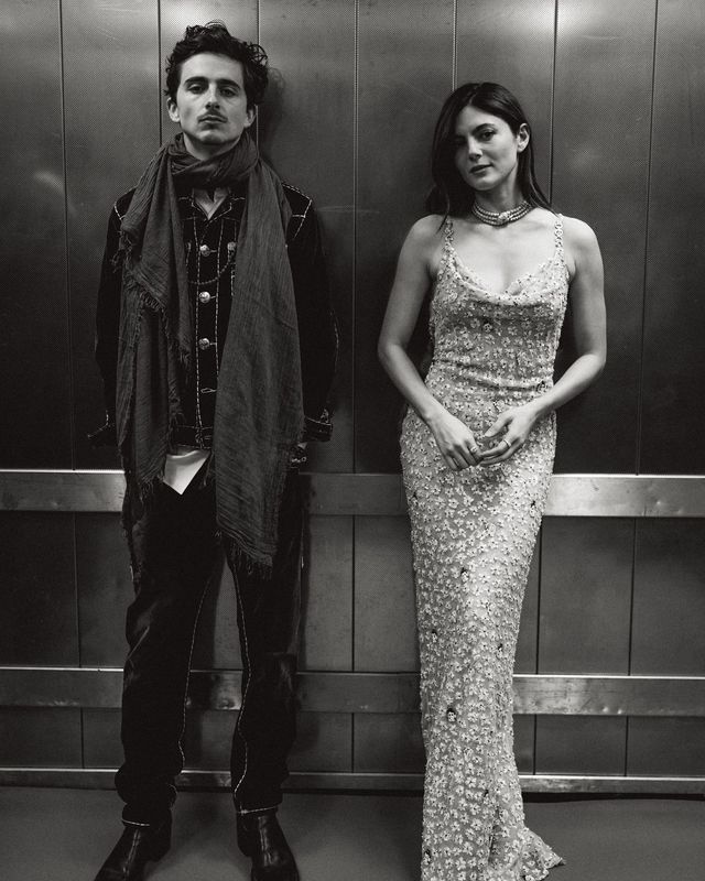 〈컴플리트 언노운〉에서 함께 호흡을 맞춘 조안 바에즈 역의 모니카 바바로와 티모시 샬라메.