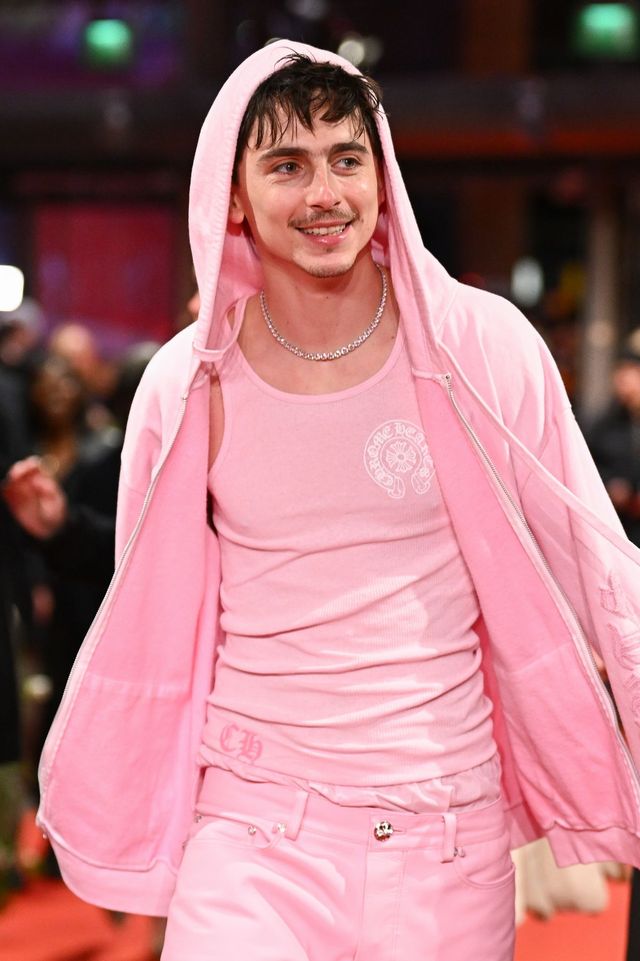 티모시 샬라메의 파격적인 핑크 룩.