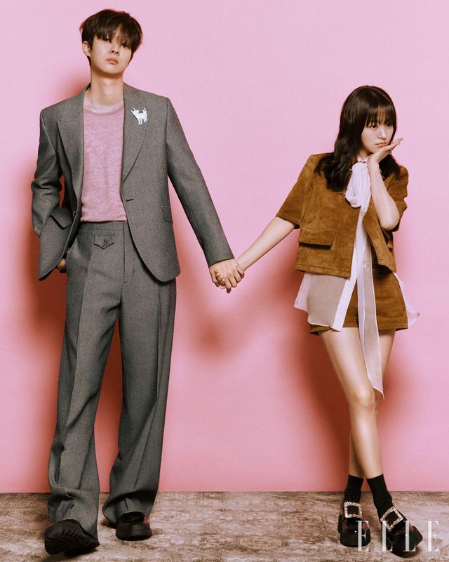 최우식이 입은 그레이 수트 세트업과 핑크 슬리브리스 톱, 브로치는 모두 Dior Men. 블랙 부츠는 Salvatore Ferragamo. 박보영이 입은 스웨이드 재킷과 실크 시폰 핑크 셔츠, 스웨이드 스커트는 모두 Gucci. 슈즈는 Roger Vivier.