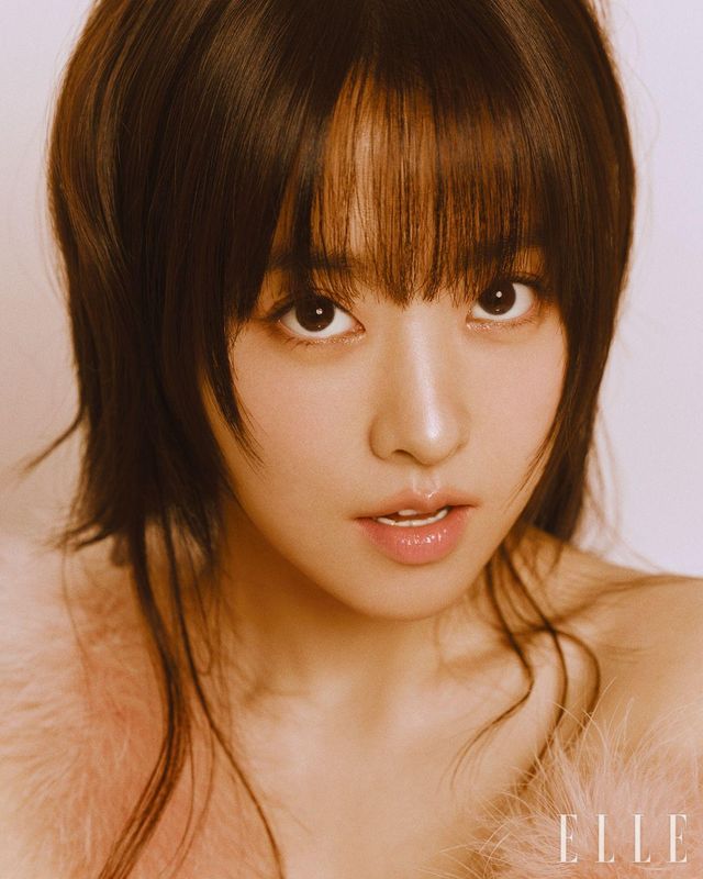 핑크 시스루 톱은 Blumarine. 