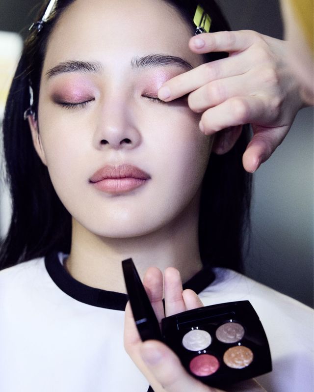 샤넬 '레 꺄트르 옹브르 387 유토피아’로 아이 메이크업을 완성한 민지. 