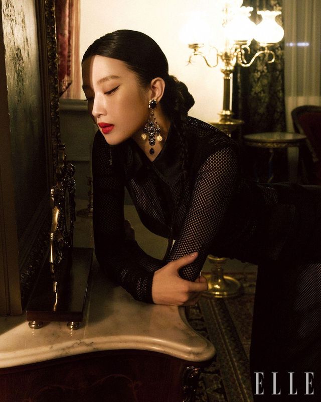 드레스와 이어링은 모두 Dolce&Gabbana.