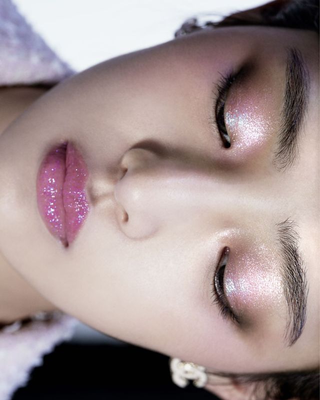 ‘2025 까멜리아 퓨투라 메이크업 컬렉션’으로 완성한 민지의 로맨틱한 메이크업 룩. 