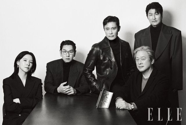 이날의 만남은 한국 콘텐츠 산업 전반에 넓고 깊은 영향력을 행사해 온 CJ ENM의 창립 30주년 기념 ‘비저너리 선정작’ 영화 부문에 〈공동경비구역 JSA〉가 이름을 올린 것을 축하하며 성사됐다. 박찬욱 감독 앞에 놓인 비저너리 트로피.