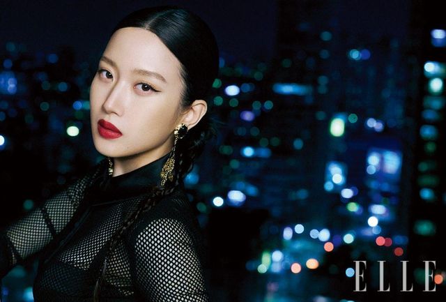 블랙 원피스와 이어링은 모두 Dolce&Gabbana. 