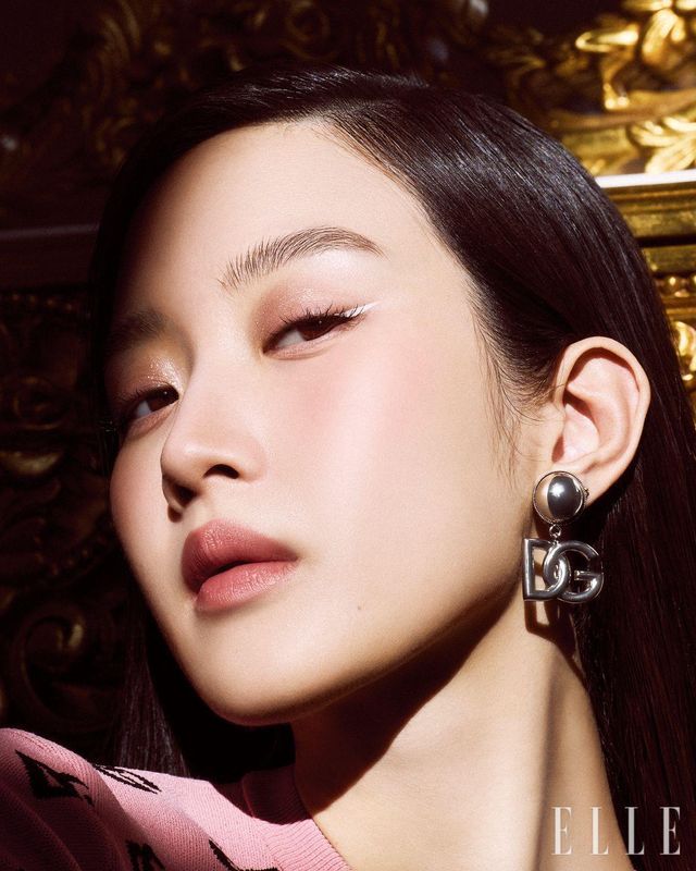 니트 톱과 이어링은 모두 Dolce&Gabbana.