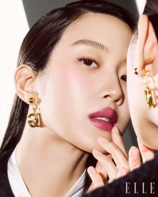 화이트 셔츠와 블랙 재킷, 이어링은 모두 Dolce&Gabbana.