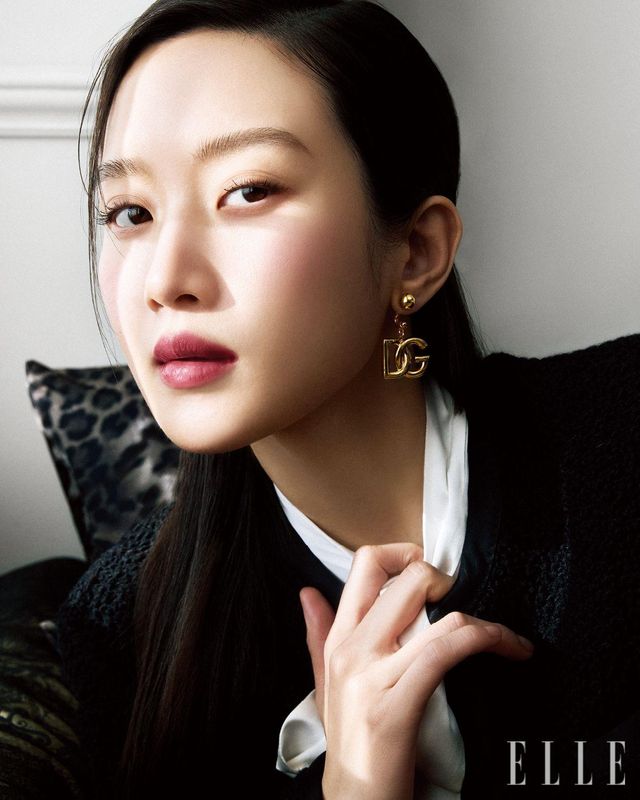 화이트 셔츠와 블랙 재킷, 이어링은 모두 Dolce&Gabbana.