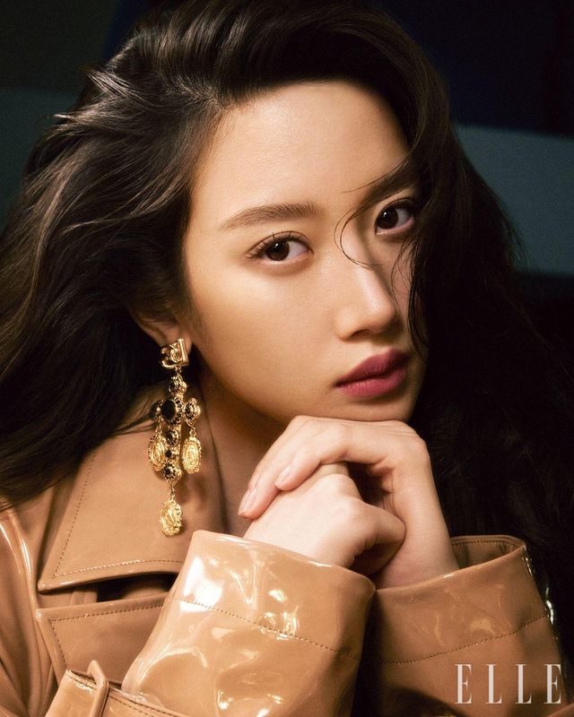 재킷과 이어링은 모두 Dolce&Gabbana.