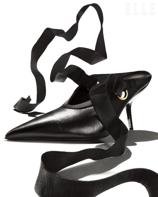 앵클 리본 스트랩이 장식된 포인티드 뮬은 가격 미정, Ferragamo.