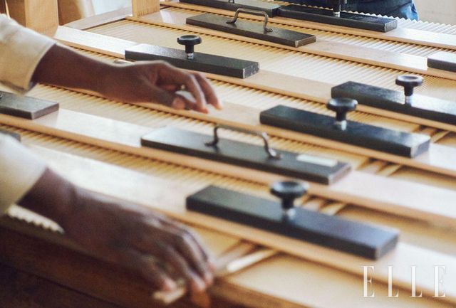 자로 잰 것처럼 반듯한 플리츠를 만드는 과정. 