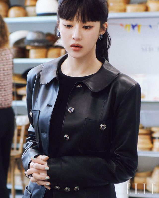  메종 미셸을 찾아 모자를 만드는 현장을 지켜보고 있다. 