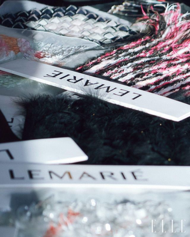 샤넬의 공방 Le19M에서 각종 깃털과 꽃 장식을 만드는 르 마리에를 찾은 배우 고윤정.