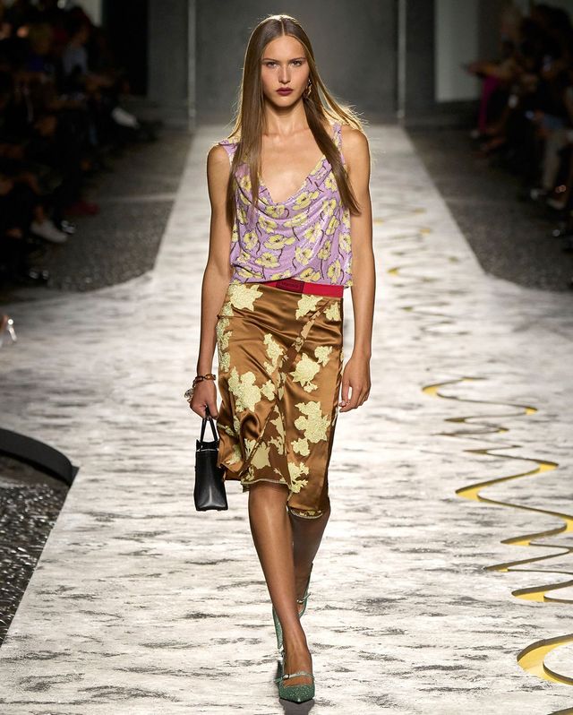 디자이너 빅토리아 체레티, 아녹 야이, 모나 투가드가 선보인 베르사체 2025 S/S 컬렉션.