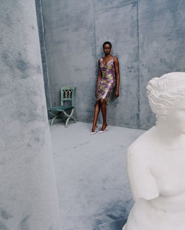 더욱 가벼워진 레디투웨어 메탈 메시 소재와 3D 프린팅 기법이 적용된 베르사체 2025 S/S 컬렉션. 