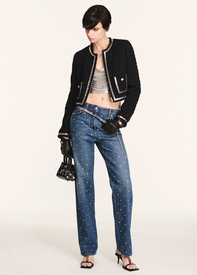 화려하면서 모던한 시티 룩도 연출할 수 있는 베르사체 2025 프리 스프링 컬렉션.