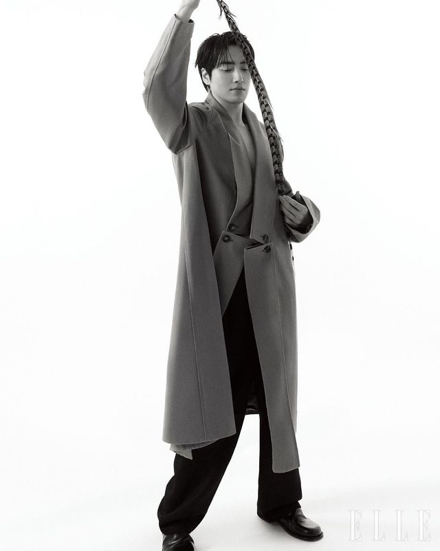 롱 코트와 팬츠, 첼시 부츠는 모두 Loewe.