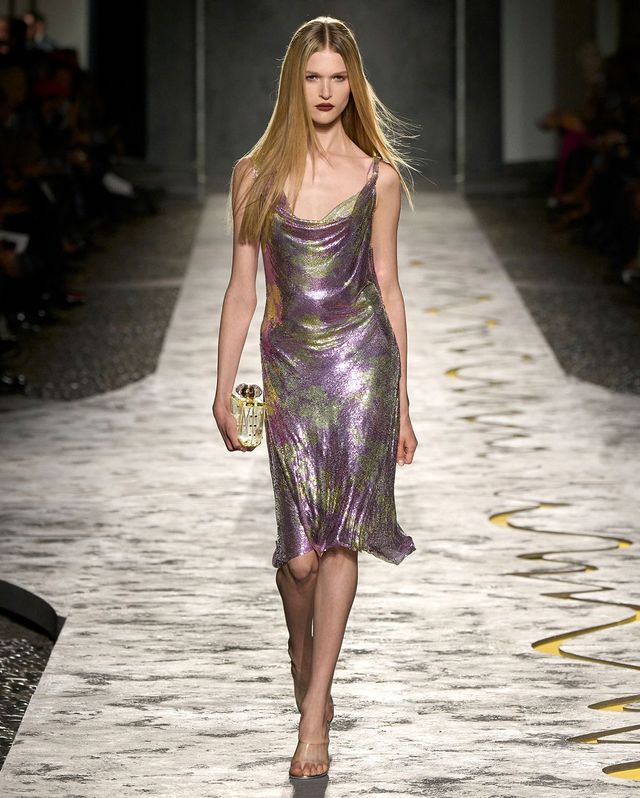 디자이너 빅토리아 체레티, 아녹 야이, 모나 투가드가 선보인 베르사체 2025 S/S 컬렉션.