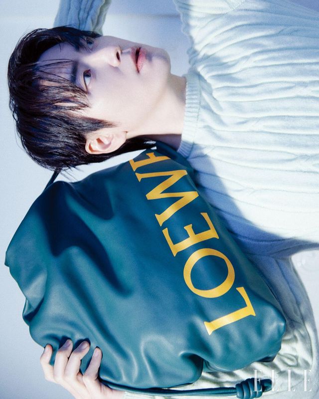 캐시미어 스웨터와 플라멩코 로고 토트백은 모두 Loewe.