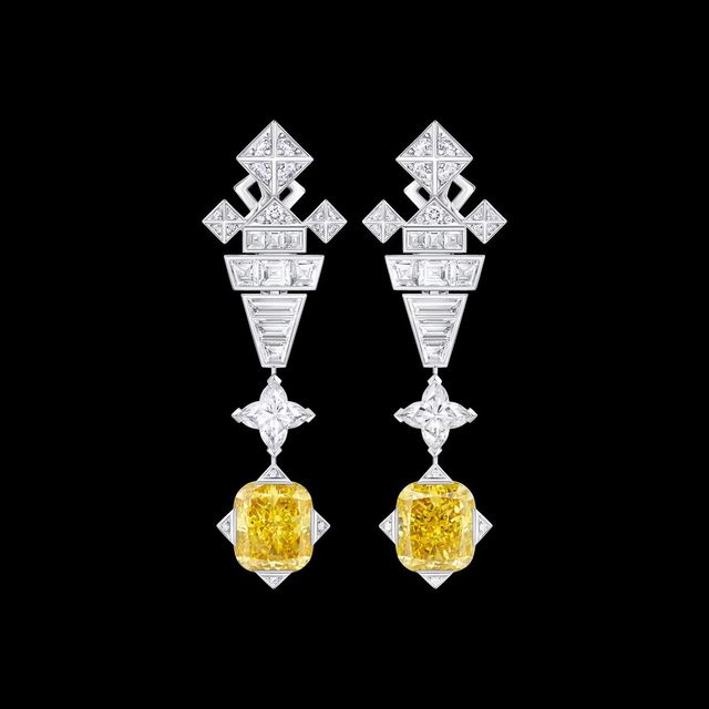 쿠션 컷 옐로 다이아몬드와 LV 모노그램 스타 컷 다이아몬드를 세팅한 빅투아르 이어링. 