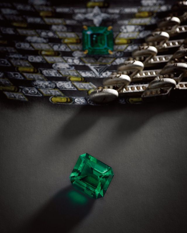 피나미널 네크리스 스케치와 함께 놓인 7.44캐럿의 직사각형 스텝 컷 에메랄드. 
