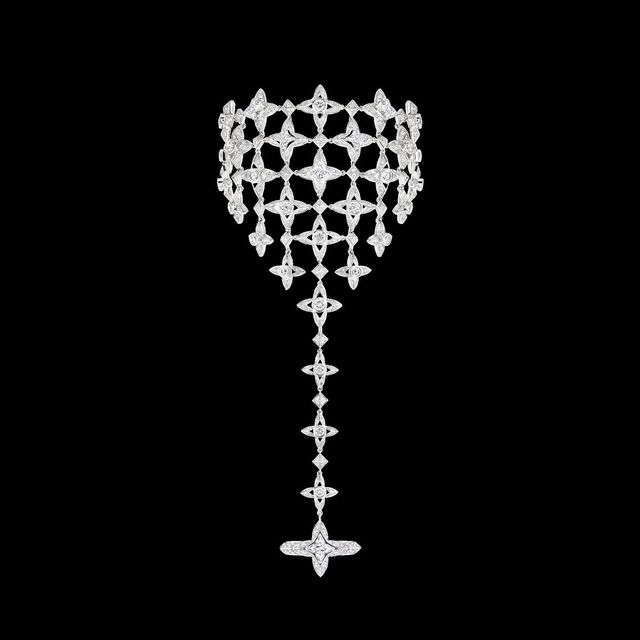 LV 모노그램 스타 컷 다이아몬드가 손등을 감싸는 엘레강스 브레이슬릿. 