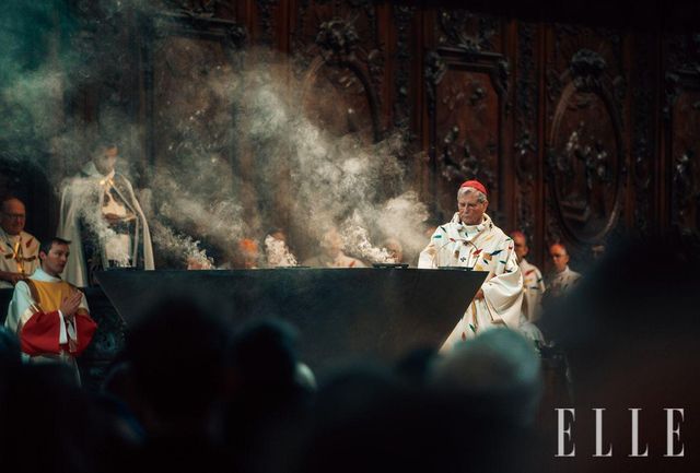 공개 미사에서는 봉헌 기도를 시작으로 성유를 바르고, 향을 피우며, 제대를 밝히는 의식을 진행했다.