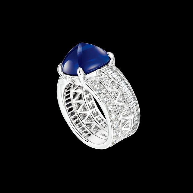 10.15캐럿의 사파이어가 돋보이는 그라비테 링. 