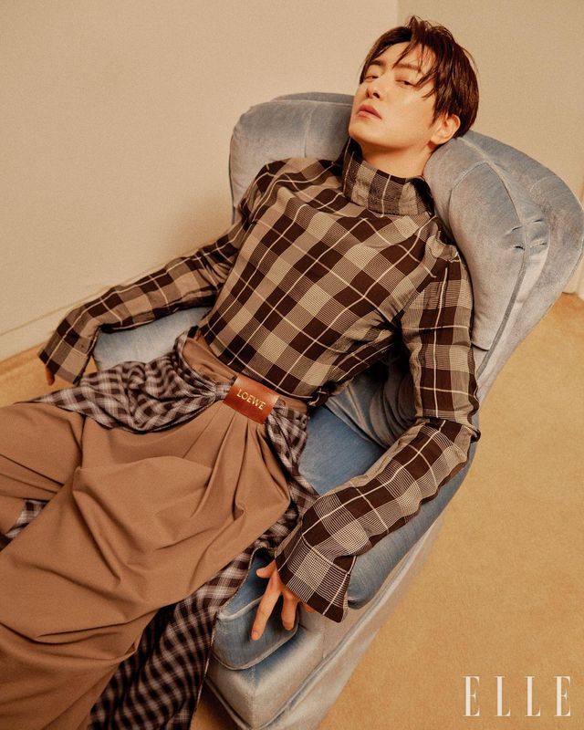 체크 셔츠와 드레이프 팬츠는 모두 Loewe.