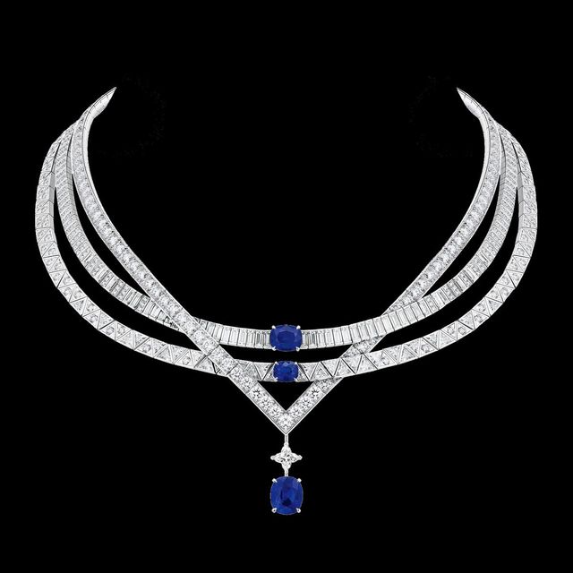 진자운동에서 영감받은 그라비테 네크리스엔 각각 6.48캐럿, 4.38캐럿, 2.13캐럿의 쿠션 컷 사파이어 세 개를 세팅했다. 