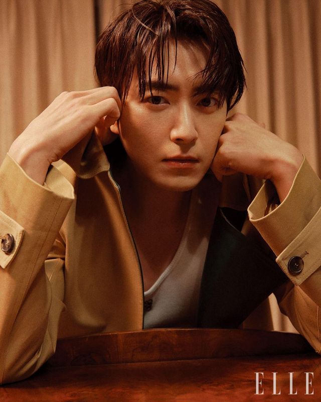 트렌치코트와 로고 탱크톱은 모두 Loewe.