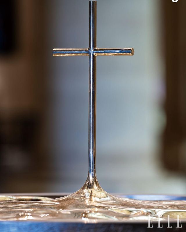 세례대 덮개 위로 떠오르는 십자가 형태.