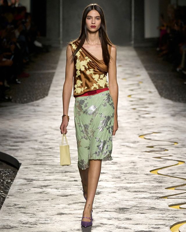 디자이너 빅토리아 체레티, 아녹 야이, 모나 투가드가 선보인 베르사체 2025 S/S 컬렉션.