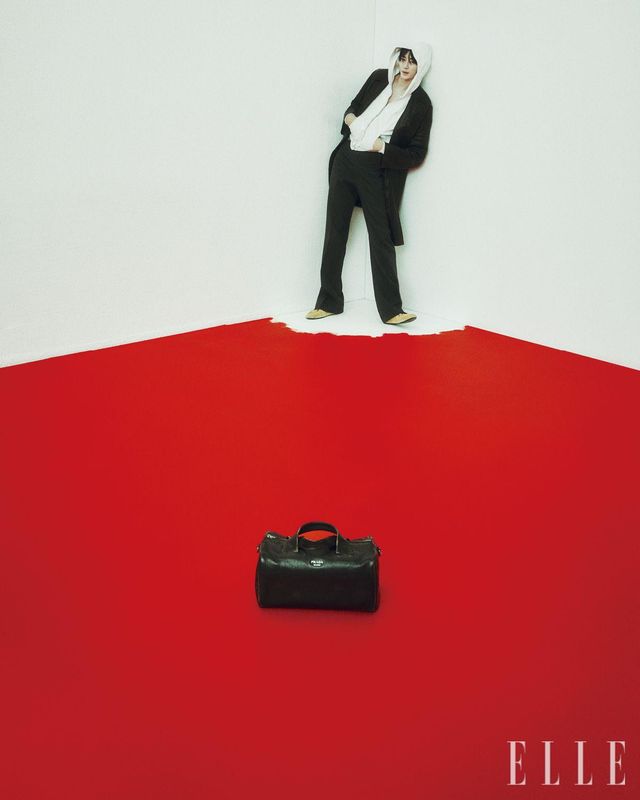 나파 레더 재킷과 후디드 집업, 팬츠, 컬랩스 스니커즈, 나파 레더 더플백은 모두 Prada. 