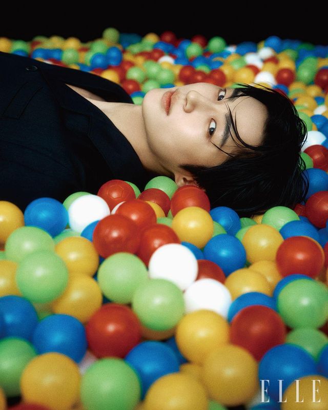 실크 재킷은 Prada.