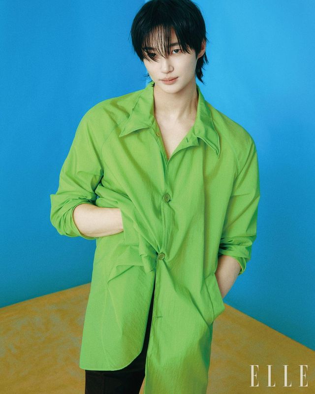 라임 그린 나일론 코트와 팬츠는 모두 Prada.