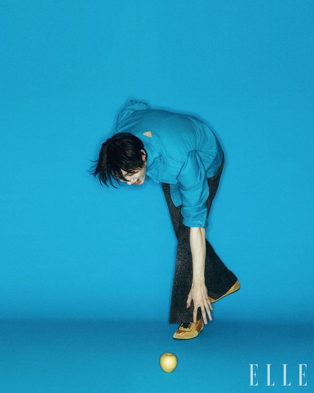 터쿠아즈 코튼 사파리 재킷과 트위드 패턴을 프린트한 팬츠, 컬랩스 스니커즈는 모두 Prada.