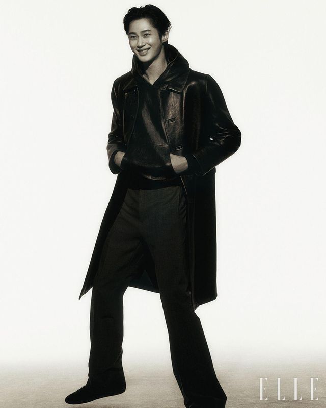 나파 레더 코트와 후디드 톱, 울 팬츠, 컬랩스 스니커즈는 모두 Prada.